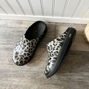 Oofos Oocloog Recovery Clogs Leopard Print Womens 9